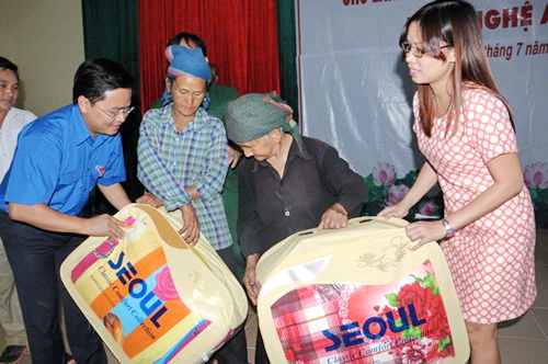 Bí thư TW Đoàn Nguyễn Anh Tuấn tặng chăn ấm cho đồng bào Mông ở xã Na Ngoi. Ảnh: Quang Long